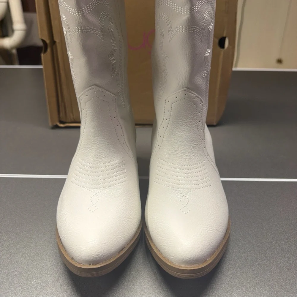 NIB Sugar Womens Tall White Cowboy Cowgirl Boots PointedToe Embroidered Size 8.5